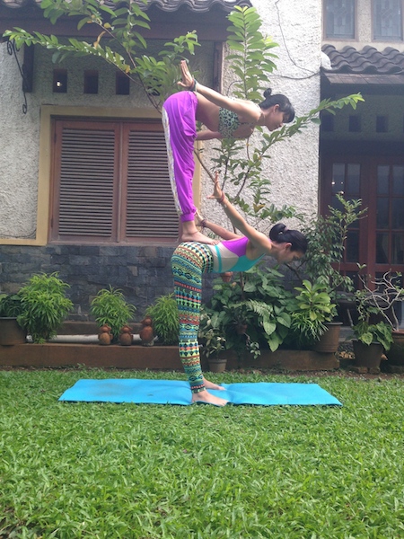 arasuuu's tweet card. Hello Yogi and Yogini! It’s been a while since our last yogahalaman post. So today’s pick up is COLOURFUL and BALANCE. For us, yoga = having fun. That’s why we always do bright, c…