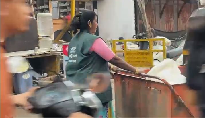 TV9Marathi's tweet card. आजच्या स्वार्थी जगात प्रामाणिकपणा आणि सचोटीने वागणारे दुर्मिळ झाले असताना एका कचरावेचक महिलेला कचरा वेचताना सापडलेले दहा लाखाची रक्कम ज्याची होती त्याला परत केली आहे. अंजू माने असे नाव असणाऱ्या या...