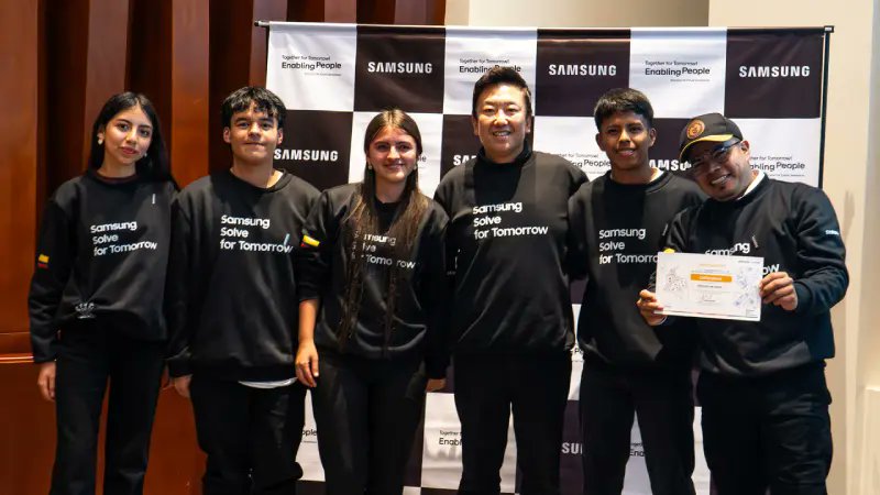 PortalGeekCo's tweet card. En Colombia donde la innovación joven se abre camino entre desafíos sociales, ambientales y económicos, Samsung Colombia presentó los cinco proyectos