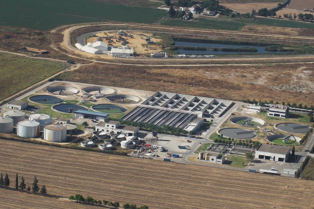 RaulMoralUMH's tweet card. Solo una de las nueve depuradoras por las que fue condenada España hace tres años está operativa, lo que hace que cada semestre aumente en más de 10 millones de euros la sanción