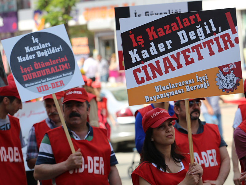 uid_der's tweet card. Adli Tıp Kurumunda staj yaparken bu tabloyu daha yakından görme fırsatım oldu. Kuruma gelen her 10 vakadan 5 ya da 6’sı iş cinayeti nedeniyle hayatını kaybeden insanlardı. Tabii bunlar yalnızca benim...