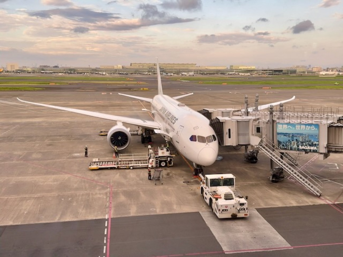 classairline's tweet card. 短い夏休みが1日だけ取れたので急遽「大阪関西万博2025」に日帰りで家族旅行してきました。 この前編は準備から万博会場到着までの記事になります。 JAL101便で大阪へ 万博チケットは日時指定券を購入 大阪へはJAL特典航空券で リムジンバスはKANSAI MaaSで予約 JAL101便で伊丹へ 伊丹空港からリムジンバ…