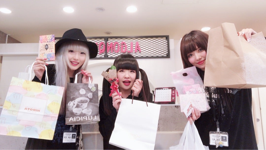 algonquins_cb's tweet card. こんばんは！今日はわたしたち3人最後の日でしたーたくさんのお客様に会えて、本当に幸せでした！！皆さま本当に本当にありがとうございます！スタッフより駆けつけてく…