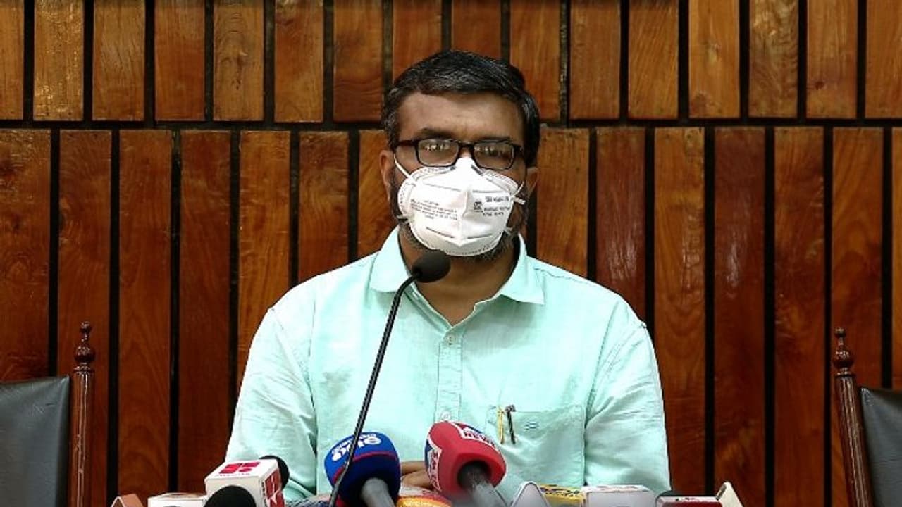 AsianetNewsML's tweet card. താൻ കക്ഷി രാഷ്ട്രീയത്തിൽ അഭിപ്രായം പറയില്ലെന്ന് അദ്ദേഹം നിയമസഭയിൽ പ്രതിപക്ഷ നേതാവിനുള്ള മറുപടിയിൽ പറഞ്ഞിരുന്നു