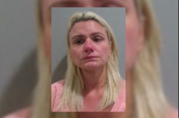 ChLECHEVALIER's tweet card. Leann Yammarino, 45 ans, a été condamnée pour des relations sexuelles avec un camarade de classe de sa fille. Au tribunal, cette dernière a réclamé la peine maximale à l'encontre de sa maman.