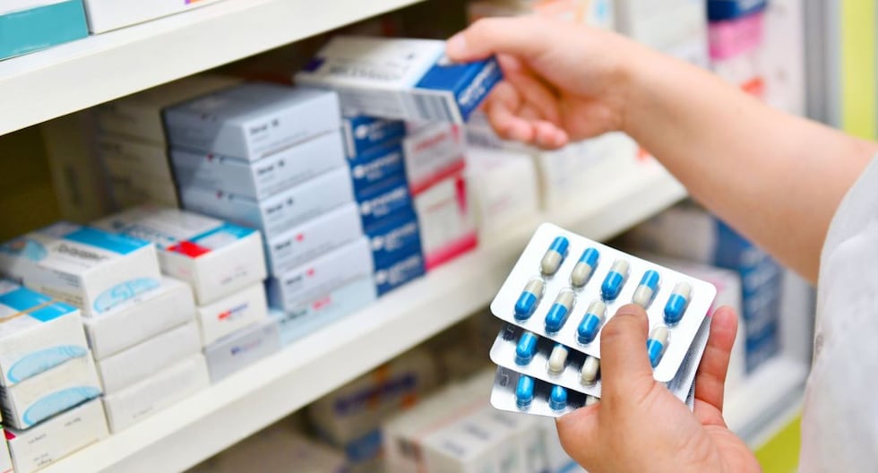 MZunigaP's tweet card. Cártel de medicamentos | Indecopi sancionó en primera instancia administrativa a un grupo de laboratorios y distribuidoras que se dedicaron coludirse para abastecer de fármacos a hospitales públicos...