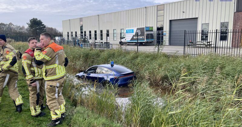 Lesauto belandt in het water
