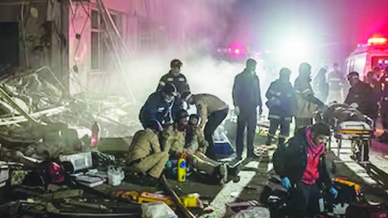 TV9Marathi's tweet card. Nowgam Police Station Blast: दिल्लीतील लाल किल्ल्याजवळील स्फोट ताजा असतानाच आता जम्मू आणि काश्मीरमधील पोलीस स्टेशनमध्ये मोठा स्फोट झाला. त्यात 9 जण ठार झाले. तर एका दहशतवादी संघटनेने त्याची जबाबदारी...