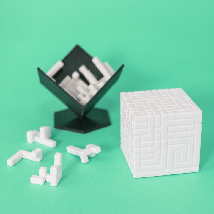HelloThinger's tweet card. Download the S U P E R C U B E // 10x10 Puzzle Cube printable 3D model and go print it!