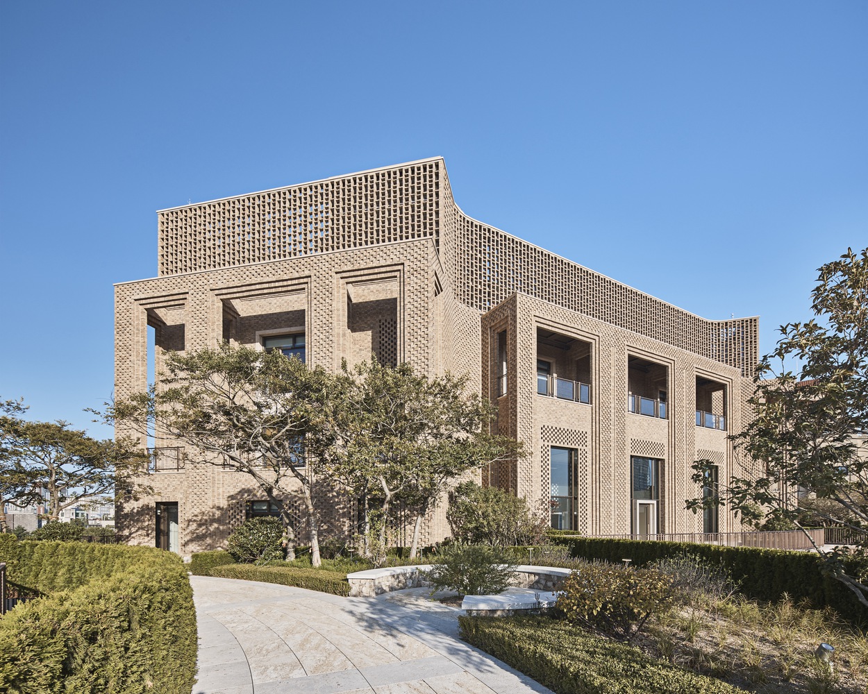 Joe_Gierlach's tweet card. Talk about structure and structure! Office design done right. #formandfunction #designwithpurpose