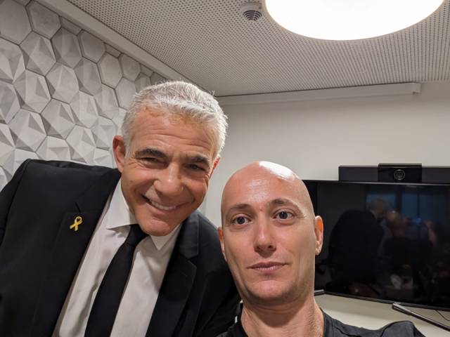 ReemSherman's tweet card. יאיר לפיד כיהן כראש ממשלת ישראל ה-14 וכן כשר החוץ ושר האוצר. כיום הוא ראש האופוזיציה. לפני כניסתו לפוליטיקה היה סופר, עיתונאי ושחקן. ממש לאחרונה הפך לסבא בפעם הראשונה. נותני החסות שלנו לפרק הזה: מכ…