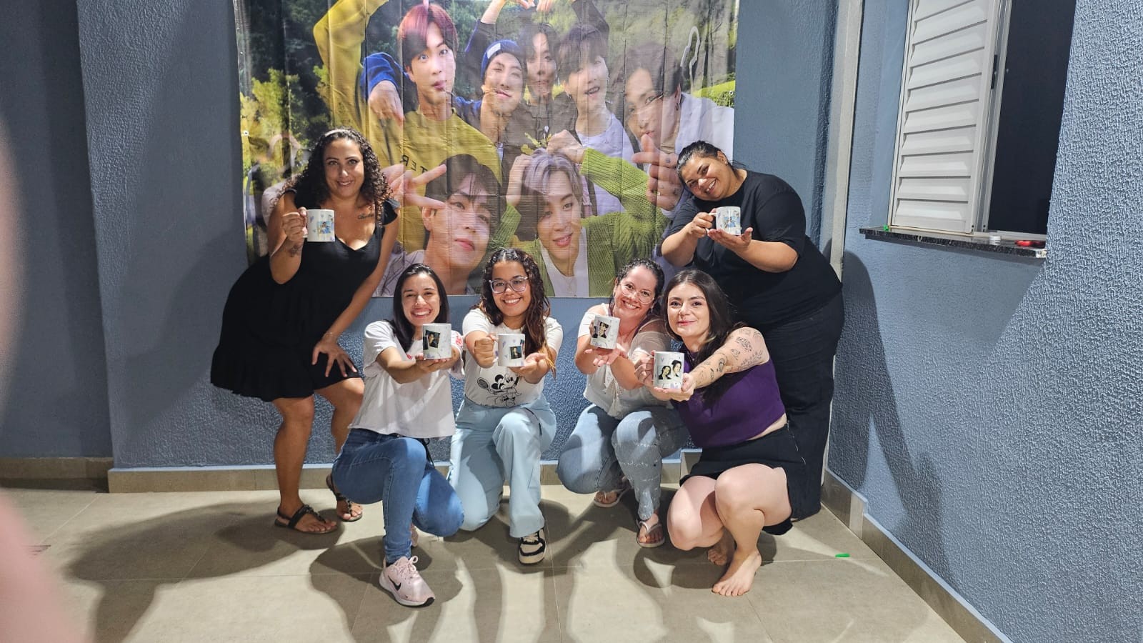 LetiziaOT7's tweet card. Fãs do BTS de Itapetininga (SP) se uniram para arrecadar dinheiro e exibir filme do grupo no cinema local. Uma fã de 70 anos diz que eles a salvaram.