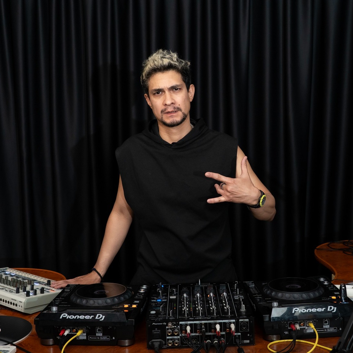 radiodeea's tweet card. Jaime Herrera (K-M3L)- DJ, producător și proprietarul label-ului Teoria Perfekta, s-a născut în Venezuela în 1983. 41 de ani de viață dintre care 18