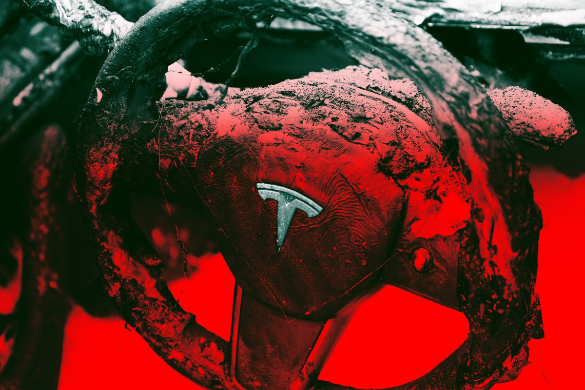 Commuternyc's tweet card. A person died in a Tesla vehicle in Arizona Tuesday after the vehicle crashed and burst into hot flames which required hazmat control.