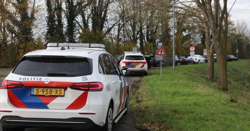 Politie haalt trouwstoet van snelweg