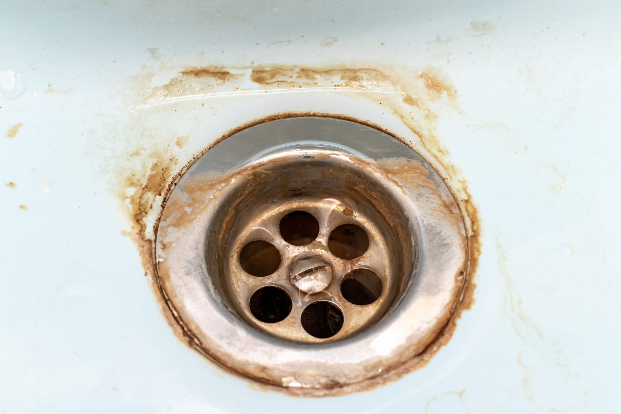 Family_Handyman's tweet card. Rust stains come from iron in the water supply, and the best way to get rid of them is to dissolve them. We asked a cleaning expert for their tips.