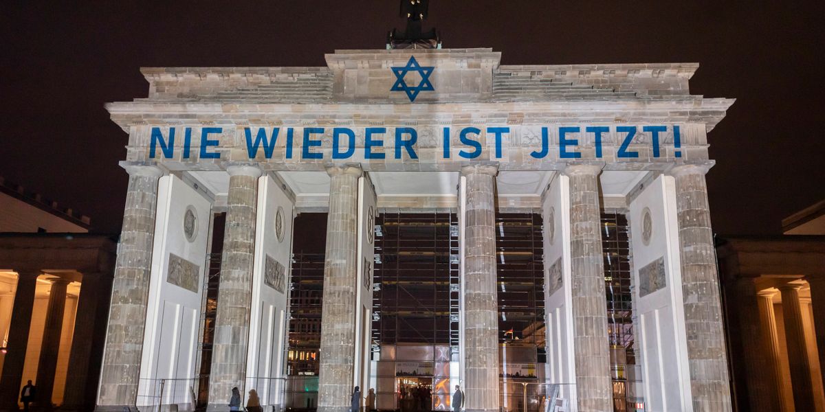 JoRayVo's tweet card. Gesetzeslücken schließen, Verbote aussprechen, Schulen unterstützen: Die Fraktionen der Ampel haben sich mit CDU und CSU endlich auf die Resolution zum Schutz jüdischen Lebens geeinigt. Der Text...