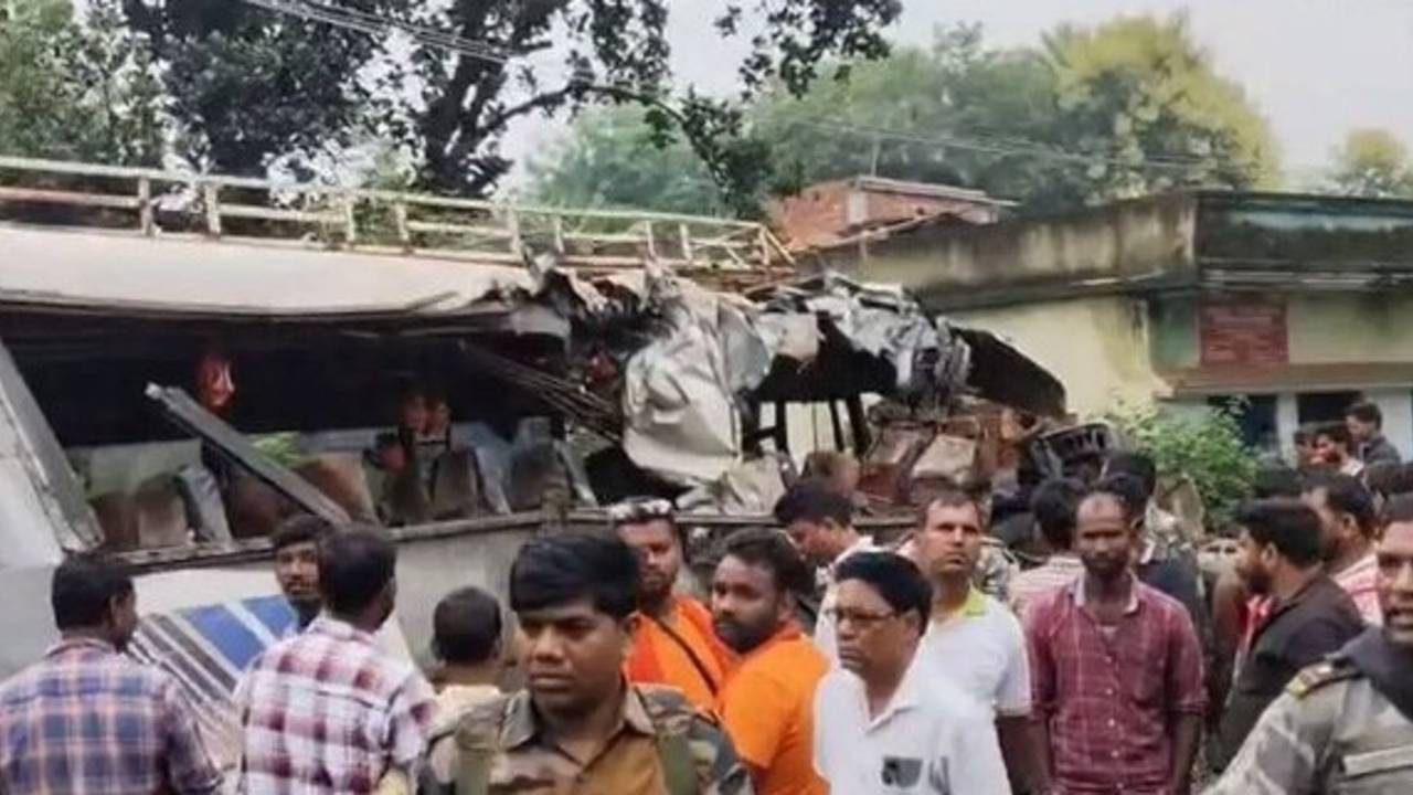 AsianetNewsHN's tweet card. Jharkhand Kanwariyas Accident : झारखंड के देवघर में मंगलवार सुबह-सुबह हुए दर्दनाक एक्सीडेंट वाली खबर ने हर किसी को दुखी कर दिया। कैसे बस और ट्रक के बीच टक्कर हो गई और कई कांवड़ियों की मौत हो गई।...