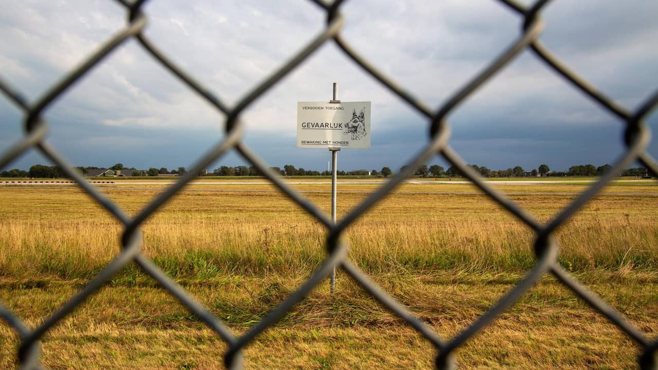 ryk_sr's tweet card. Boven vliegbasis Volkel zijn vrijdagavond meerdere drones gezien. Het aanwezige luchtmachtpersoneel heeft vervolgens wapens ingezet tegen de drones, meldt het ministerie van Defensie. De objecten...