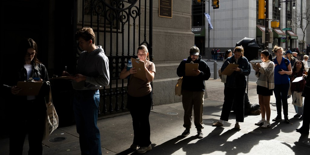 p_r_francois's tweet card. Analysis: Even in a close election, random chance means polls should be showing a broader range of results. That raises the question of whether we’re in for another polling surprise.