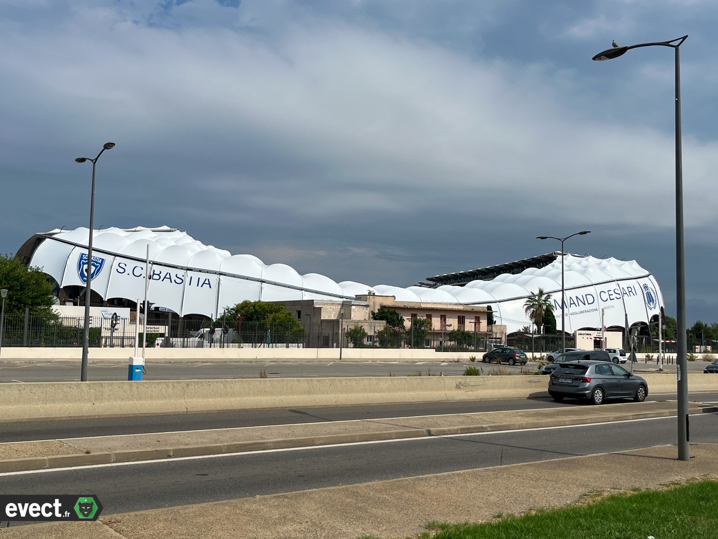 Site_Evect's tweet card. La neuvième journée du championnat de France de Ligue 2 a vu 59 551 spectateurs se rendre dans les neufs enceintes de seconde division de la journée.     La moyenne de...