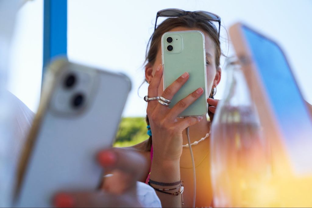 GetItDoneGirlIA's tweet card. The classic sales funnel is outdated for Gen Z, as their shopping journey is now non-linear. It involves platforms like TikTok, Instagram and YouTube, focusing on viral videos, user-generated content...