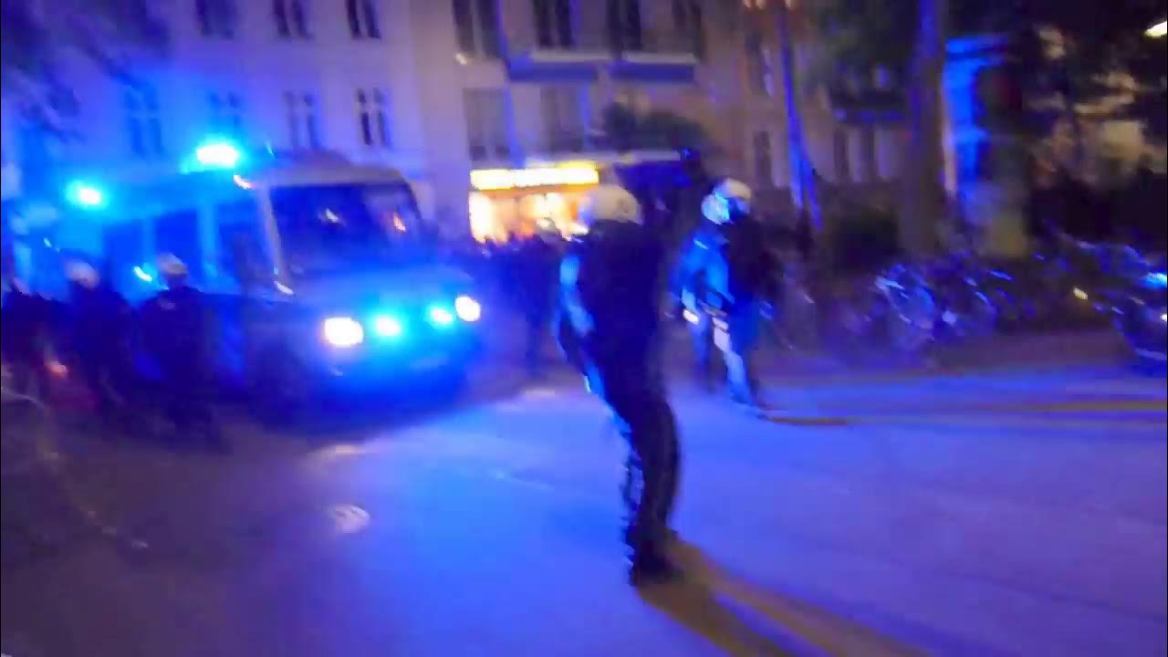 g20_doku's tweet card. G20- Polizei will Kamera entreißen und sprüht Pfefferspray