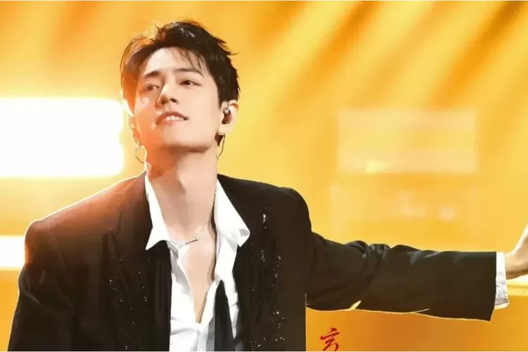 mistery910_zee's tweet card. Xiao Zhan cetak rekor jadi salah satu aktor yang mencatat rekor tertinggi sepanjang masa lewat dua drama China sekaligus.