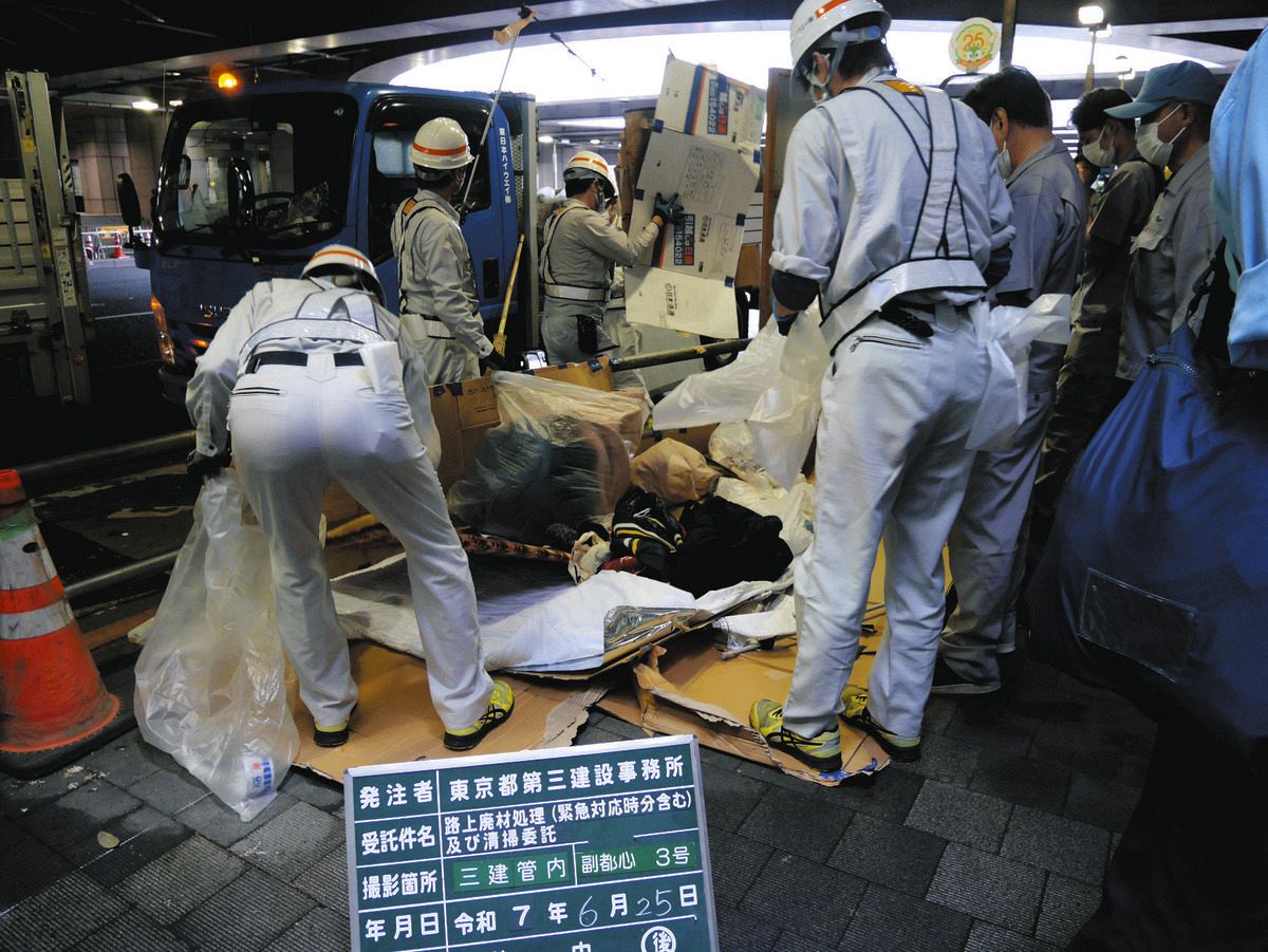 tokyonewsroom's tweet card. 東京都が先月、道路工事に支障が出るとして、新宿区の都庁舎付近の路上で暮らす人たちの荷物を廃棄した。都側は事前通告し、荷物の持ち主から「...