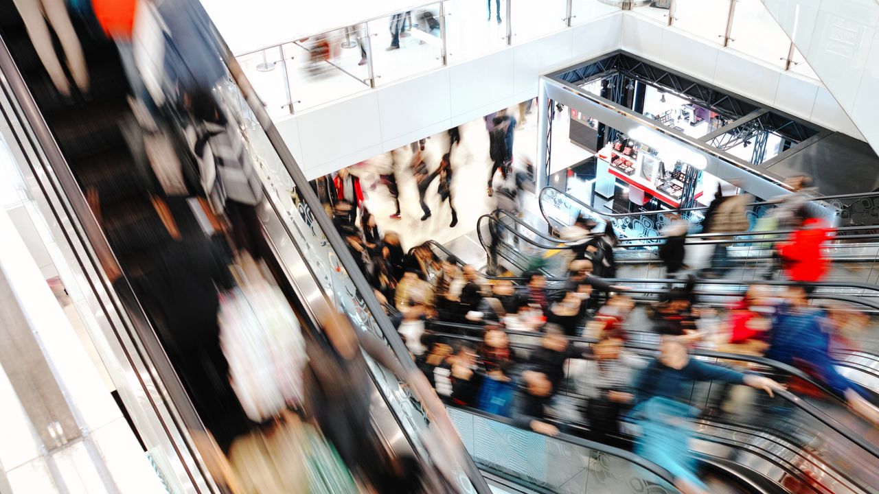 jishikaw8's tweet card. TikTokで流行中の「エアポート理論」とは、搭乗時間ギリギリに空港に着いても余裕で飛行機に間に合うと主張する新トレンドだ。しかし、これを信じた結果、乗るはずだった飛行機が飛び立つ姿を動画投稿する人も少なくないようだ。