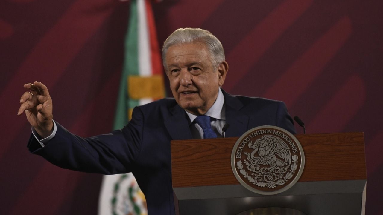 proceso's tweet card. AMLO, que a pulso levantó su movimiento, por salvaguardar intereses mezquinos también será el responsable del desprestigio de su causa y del fracaso de una empresa que prometía cambiar la Nación y a...