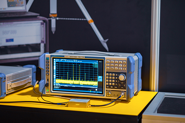 InComplianceMag's tweet card. Spectrum analyzers are essential for EMC testing—but only when used correctly. From setup and calibration to antenna selection and data interpretation, this guide covers best practices to ensure...