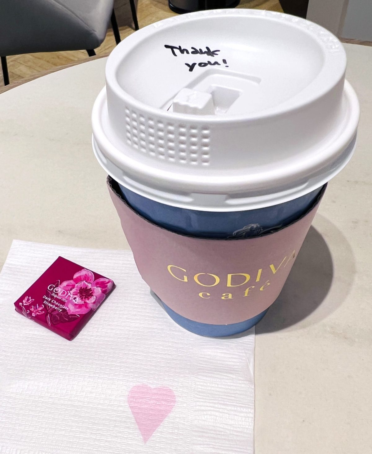 yoyoyow2022's tweet card. 銀座、どこへ行っても高い！混んでる！少しだけ珈琲いっぱい飲みながらボーッとしたいけど、、、なかなかそんな場所が見つからない銀座のカフェ事情。そんな時、どうしてますか？ この記事は、そんな銀座でほっこり難民になっている、おひとりさまを誰にもじ