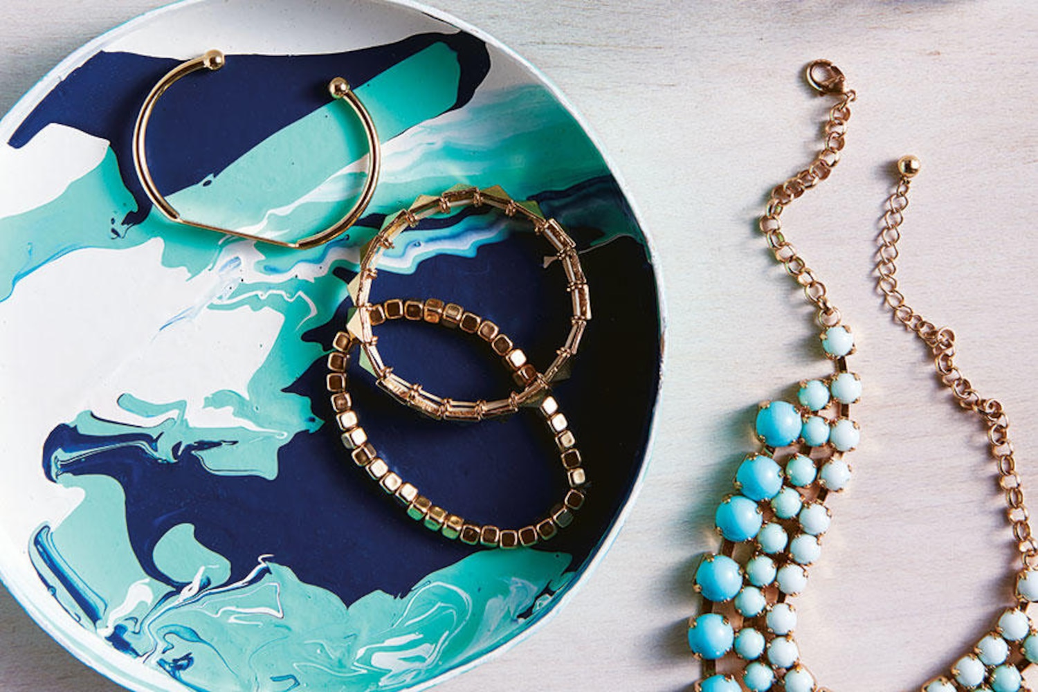 StyleAtHome's tweet card. Have things been feeling a little hectic around the house for you? Don't stress — we've rounded up DIYs that'll keep your home organized and stylish all year round.