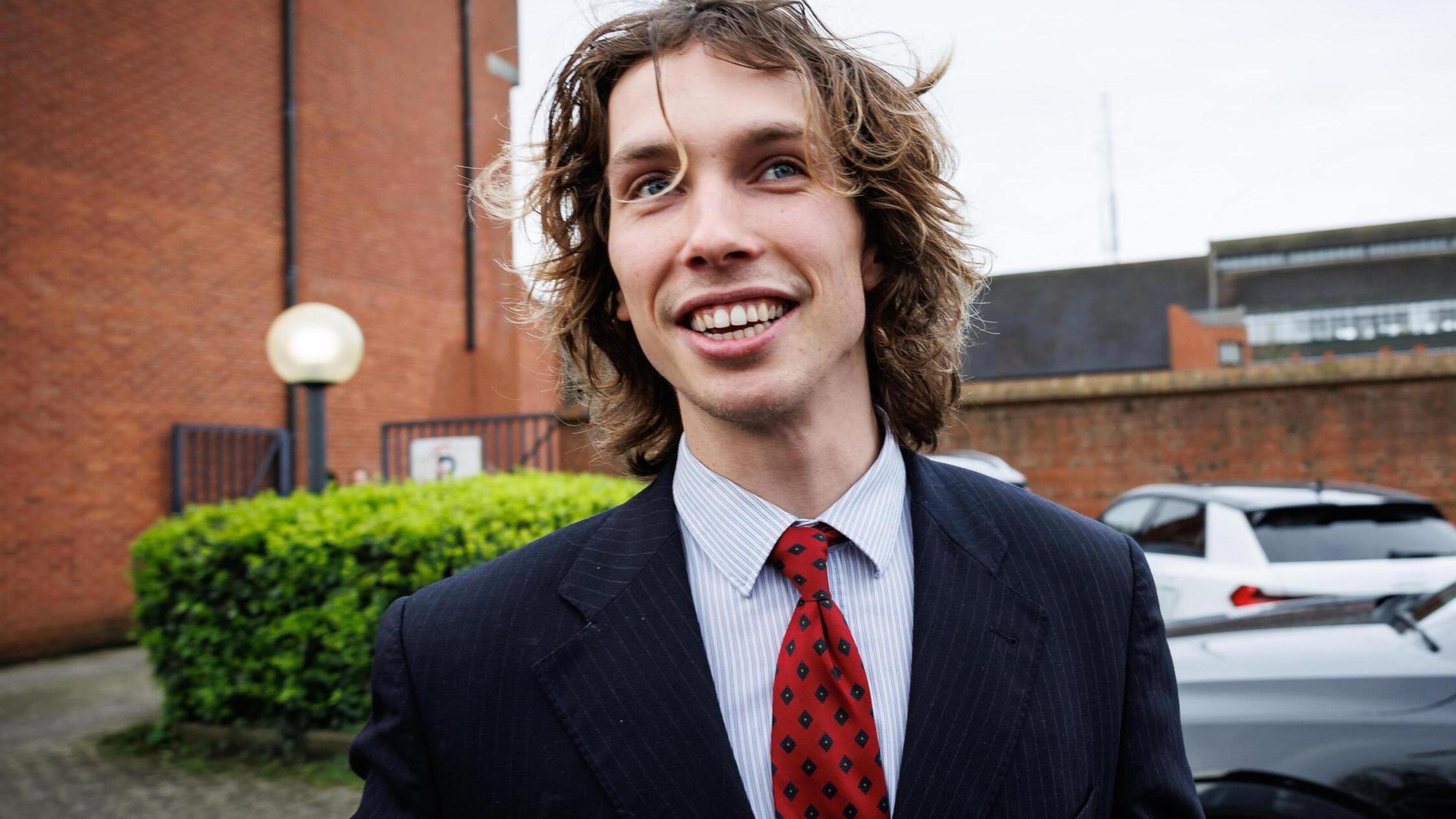 jorisvaesen's tweet card. Een nieuwe maatschappelijk debat over ‘klassenjustitie’, een nieuwe video van Acid. Daarin uit hij fel zijn ongenoegen over de student geneeskunde die geen straf krijgt na een veroordeling voor...