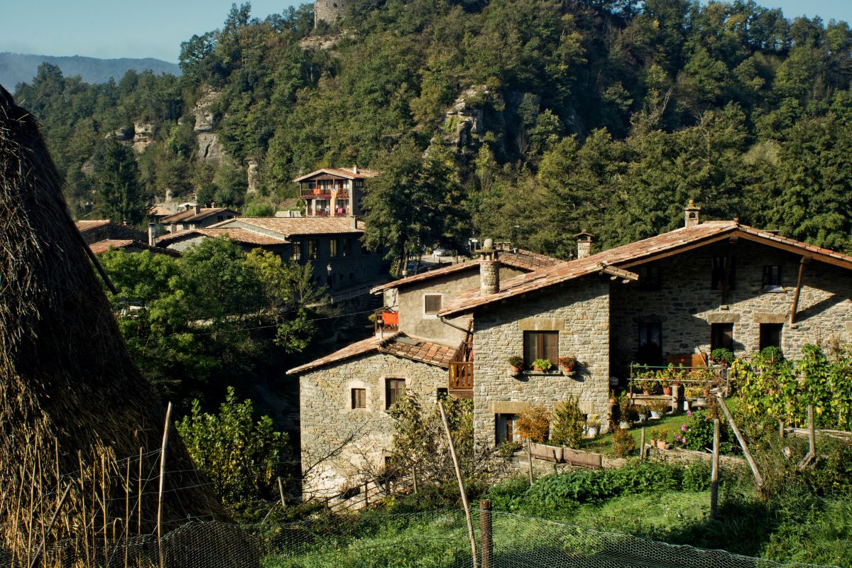 CatalunyaPlural's tweet card. La col·laboració entre governs, acadèmics, organitzacions no governamentals i les comunitats locals és essencial per desenvolupar una comprensió completa dels beneficis i reptes associats a l’RBU