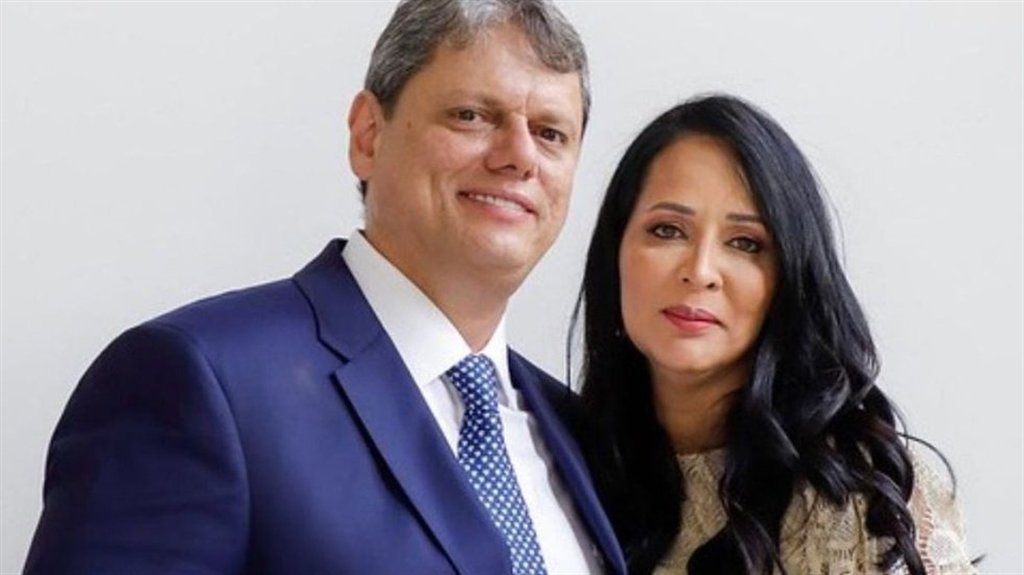 d_c_m_on_line's tweet card. O governador de São Paulo, Tarcísio de Freitas (Republicanos), autorizou a criação de 45 novos cargos comissionados no Fundo Social de São Paulo (FUSSP), órgão presidido pela primeira-dama Cristiane...