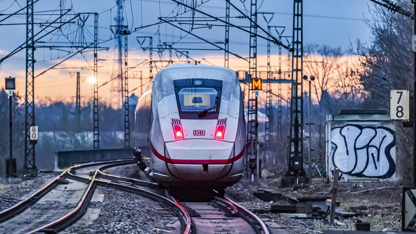 ChristianLatz_'s tweet card. Nacht für Nacht muss die Deutsche Bahn „Geisterzüge“ fahren lassen, weil Abstellanlagen fehlen. Die Lokführer sind wegen der Einsätze tagsüber oft nicht verfügbar.