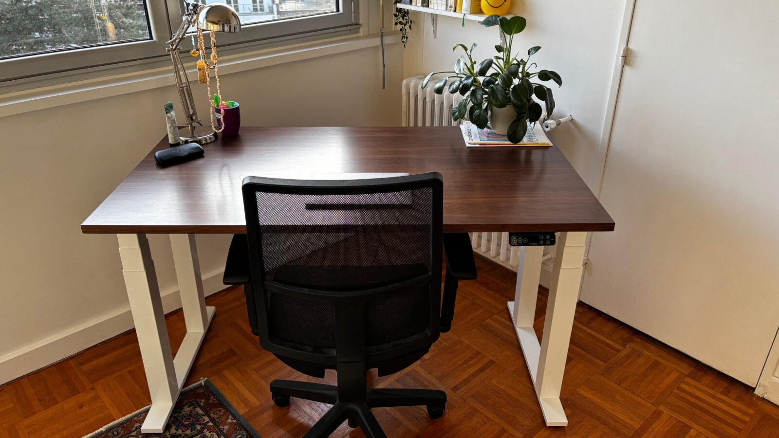 JournalDuGeek's tweet card. On a testé le FlexiSpot E7 Plus, bureau assis‑debout à quatre pieds, pour voir si stabilité, confort et réglages multiples tiennent vraiment leurs promesses au quotidien.