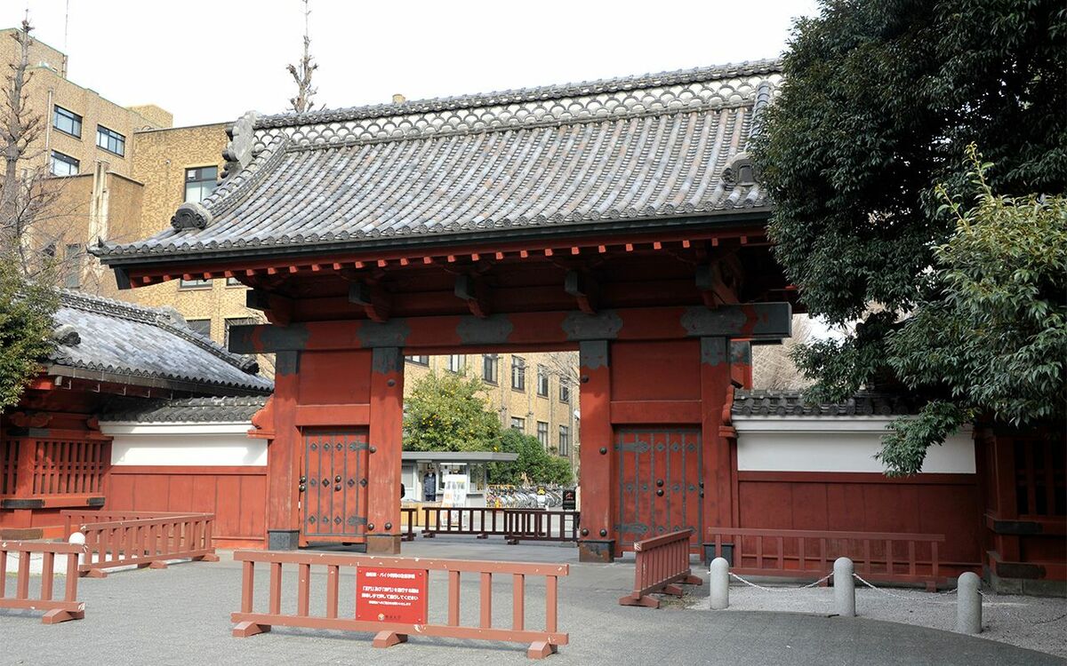 shukan_bunshun's tweet card. 今、東京大学で中国人留学生が急増している。東大の集計によれば、2024年11月時点で学部・大学院を合わせて3500人超が在籍し、10年前に比べて3倍近くになった。東大全体の学生数約2万9000人の1…