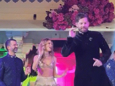 Divya_Bhaskar's tweet card. કૃતિ સેનનના પર્ફોર્મન્સ પર મહેમાનો ડાન્સ...