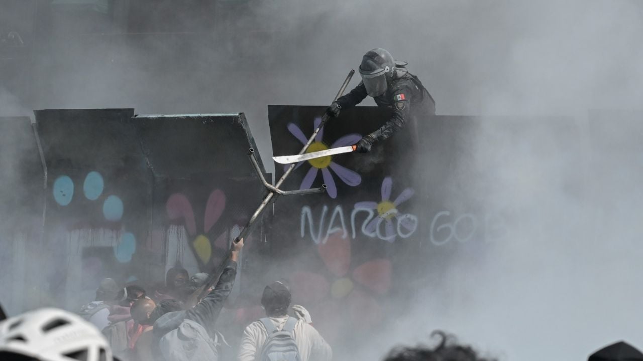 proceso's tweet card. “Me dijeron que me iban a desaparecer a mí y a mi familia”, relata Luis, de 17 años, tras su detención el 15 de noviembre. Su madre denunciará a elementos de la SSC por golpear a su hijo, además de...