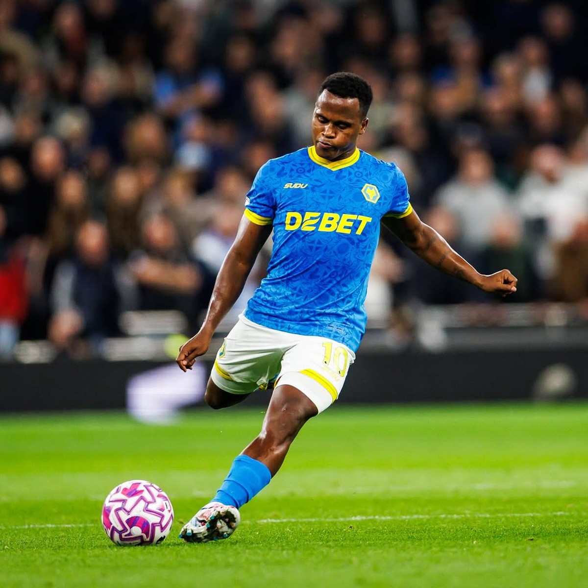 lucasvdsribeiro's tweet card. Colombiano ainda não fez gol ou assistência pelo Wolverhampton; tricolor tem preferência de compra, enquanto Flamengo monitora situação do jogador