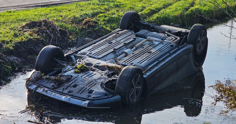 Auto op zijn kop in de sloot in Groot-Ammers