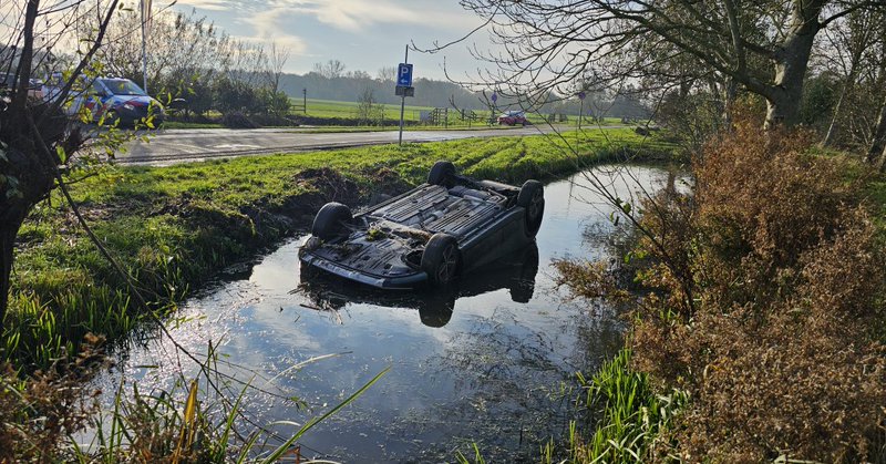 Bestuurder ongedeerd na auto te water in Groot-Ammers