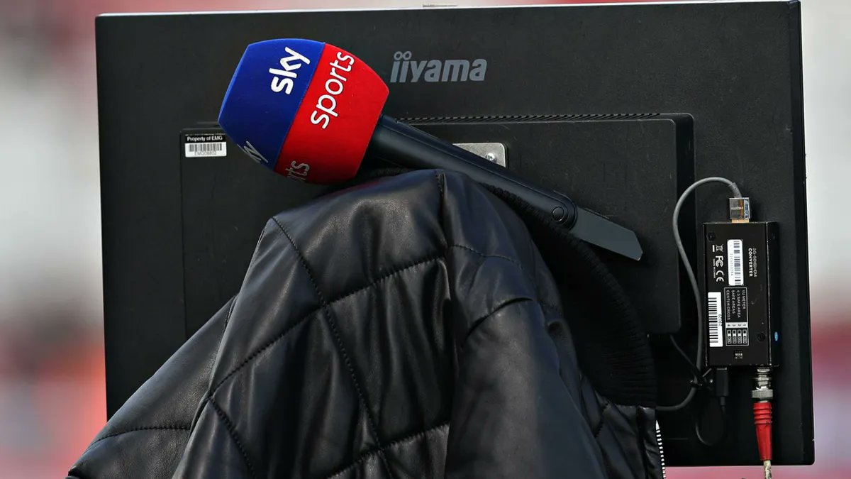 F1Maximaal_nl's tweet card. Max Verstappen maakte een geweldig weekend mee in Las Vegas. Met een voorsprong van twintig seconden liep de wereldkampioen in een opperbest humeur naar de media. Toch slaagde Sky Sports F1 erin om...