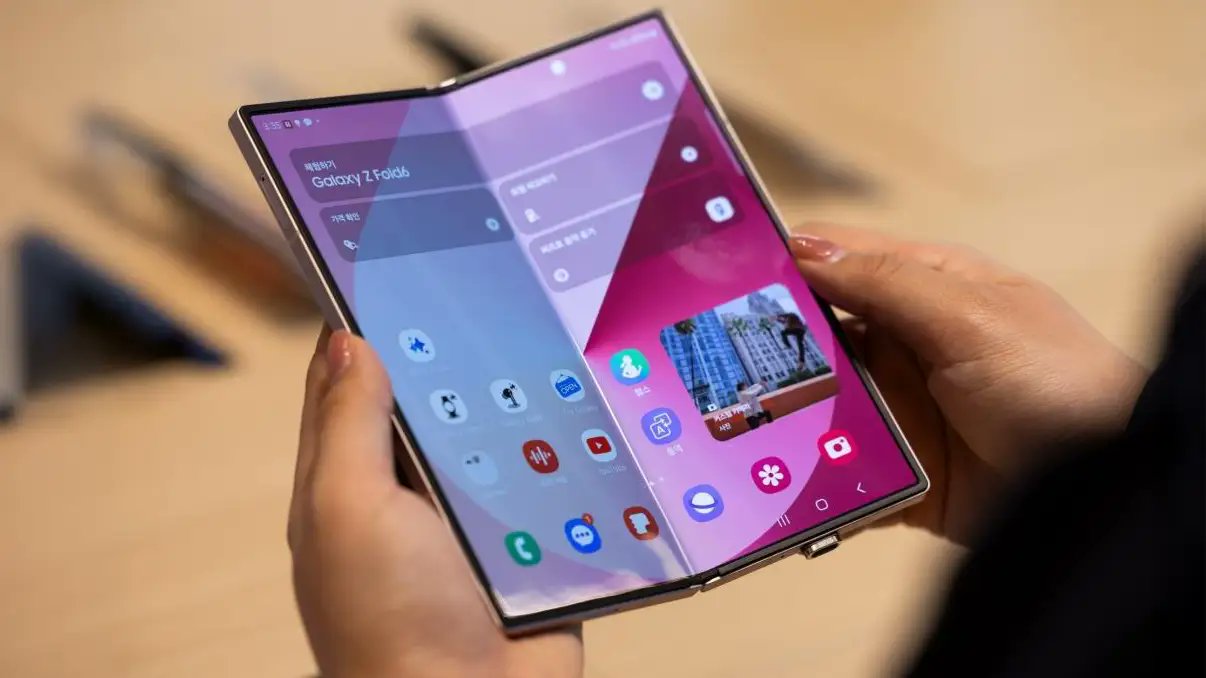 benchrs's tweet card. iPhone Fold stiže prvi sa Apple tehnologijom ekrana bez nabora, većim baterijama i planiranom premijerom 2026. godine