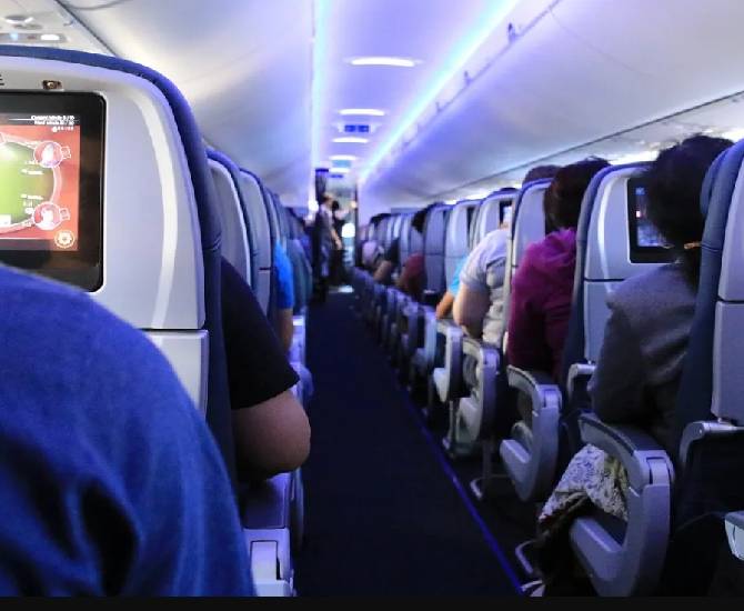 Contraejemplo's tweet card. El 84% de los españoles prefieren que sus viajes de negocios sean sostenibles