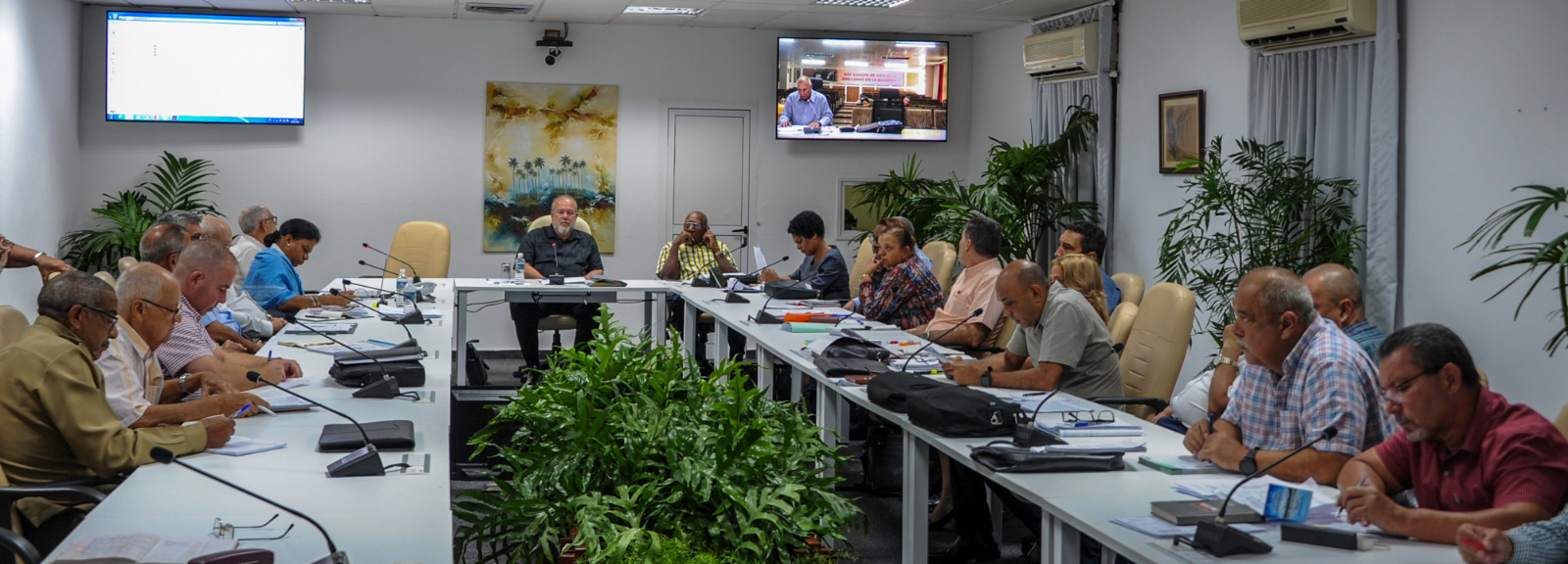 InesMChapman's tweet card. A ello convocó el Primer Ministro en la más reciente reunión con gobernadores, la cual pasó revista, entre otros temas, al cumplimiento del Programa de la Vivienda, el proceso de consulta para la...