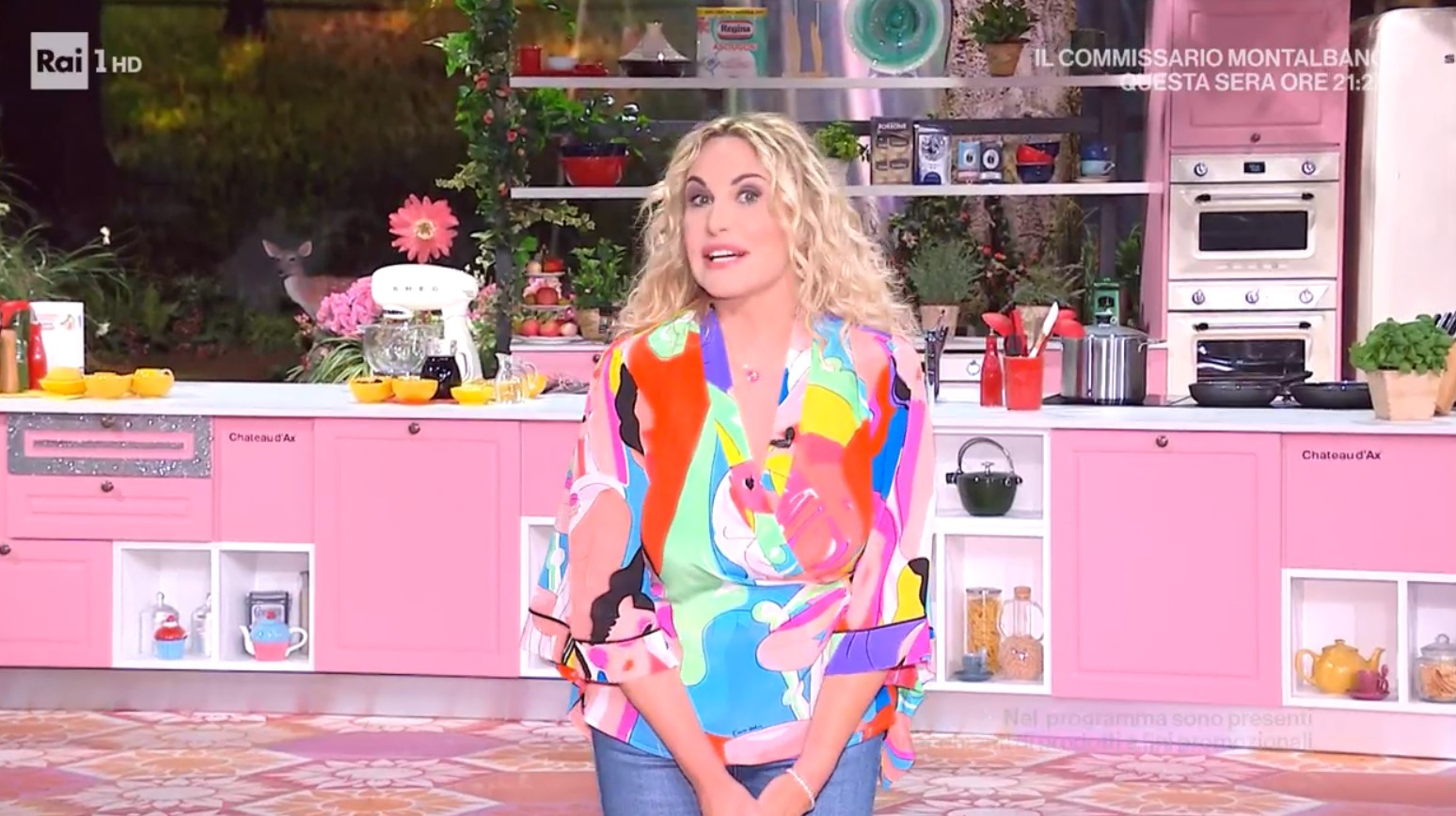 BlogSocialTv1's tweet card. "È sempre mezzogiorno su Rai 1: ospiti, ricette, giochi e atmosfera natalizia con Antonella Clerici e il suo cast."